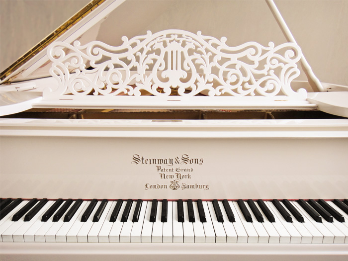 Steinway & Sons рояль белый дизайнерский