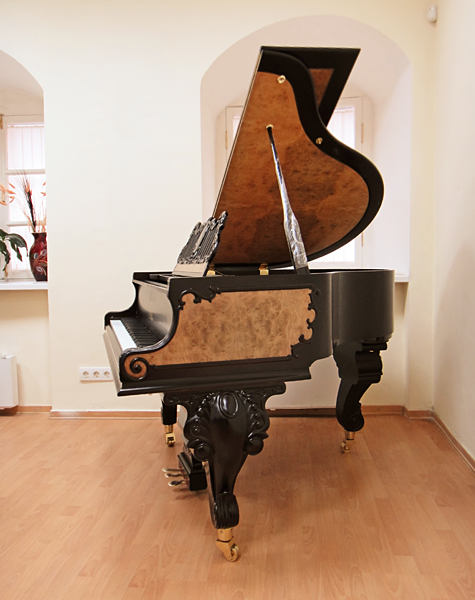 Недорогой рояль «Лувр»