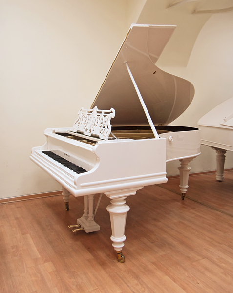 Недорогой белый классический рояль