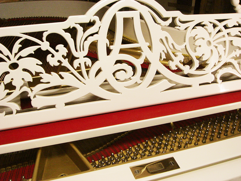 Дешёвый старинный белый рояль