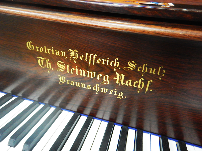 Коричневый старинный рояль