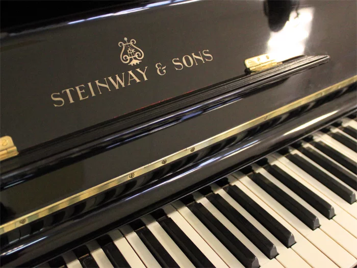 Пианино Steinway с подсвечниками