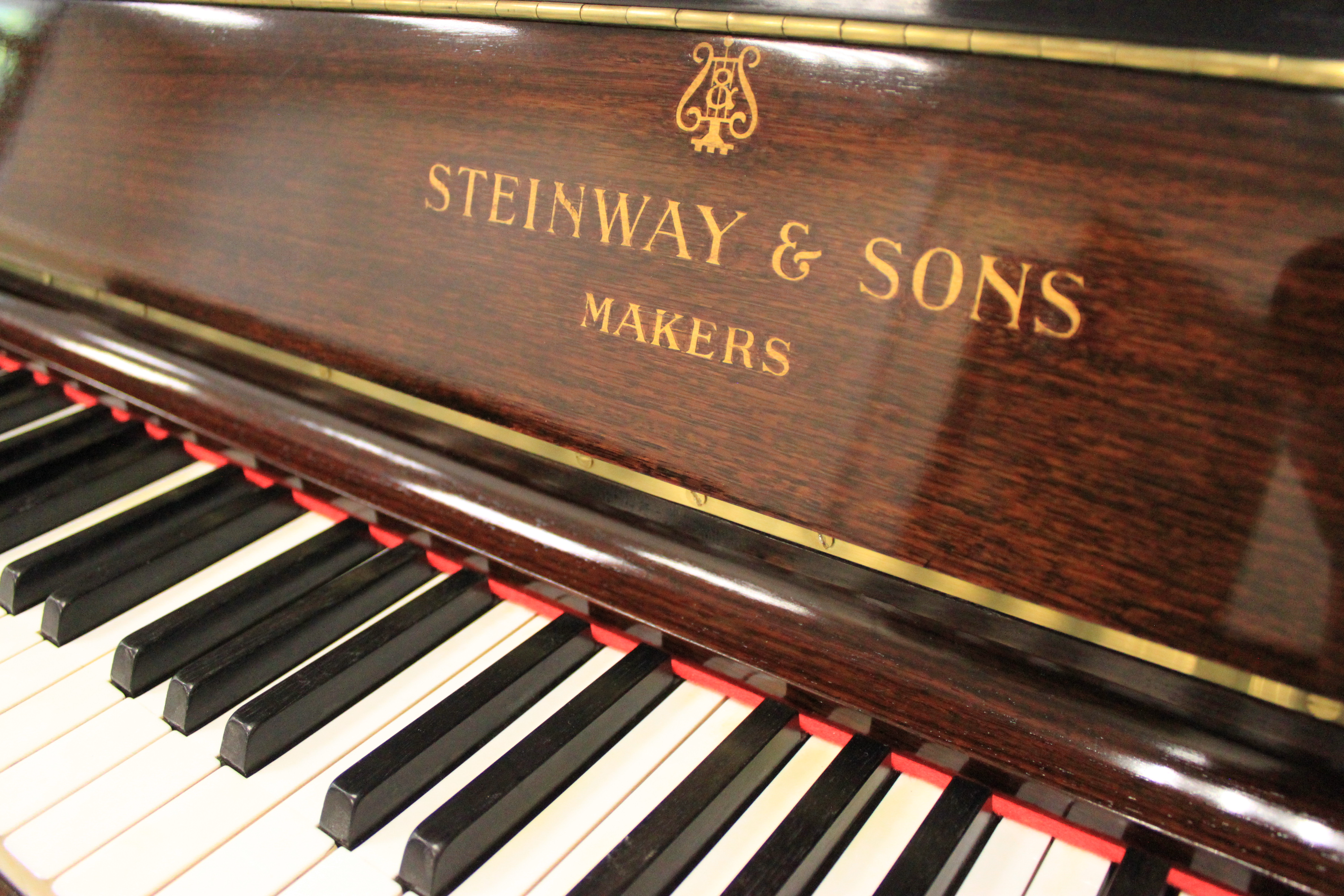 Steinway & Sons пианино в светлой отделке