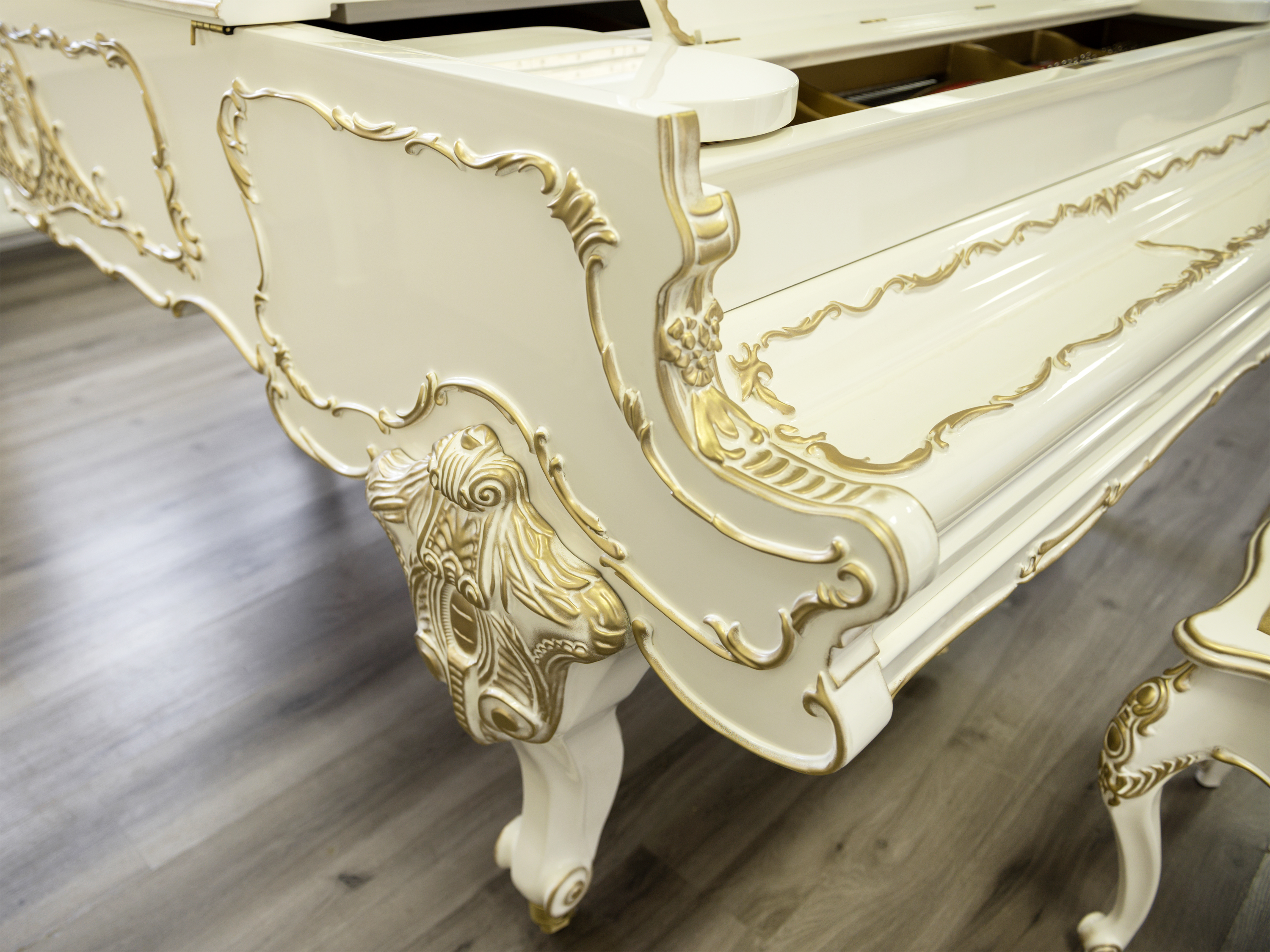 Белый рококо-рояль «Людовик XV» в стиле интерьеров французского королевского Двора (фото)