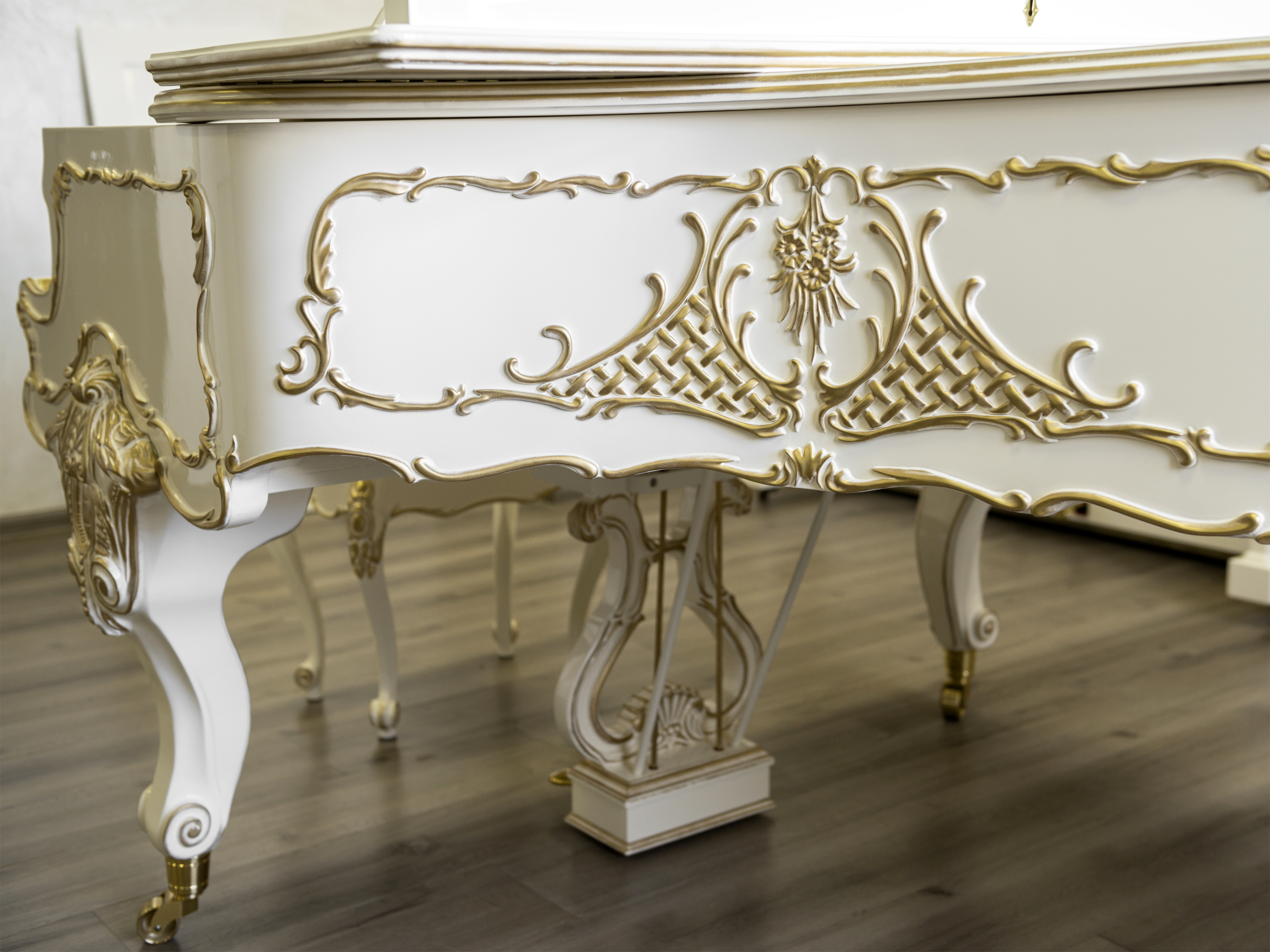 Белый рококо-рояль «Людовик XV» в стиле интерьеров французского королевского Двора (фото)