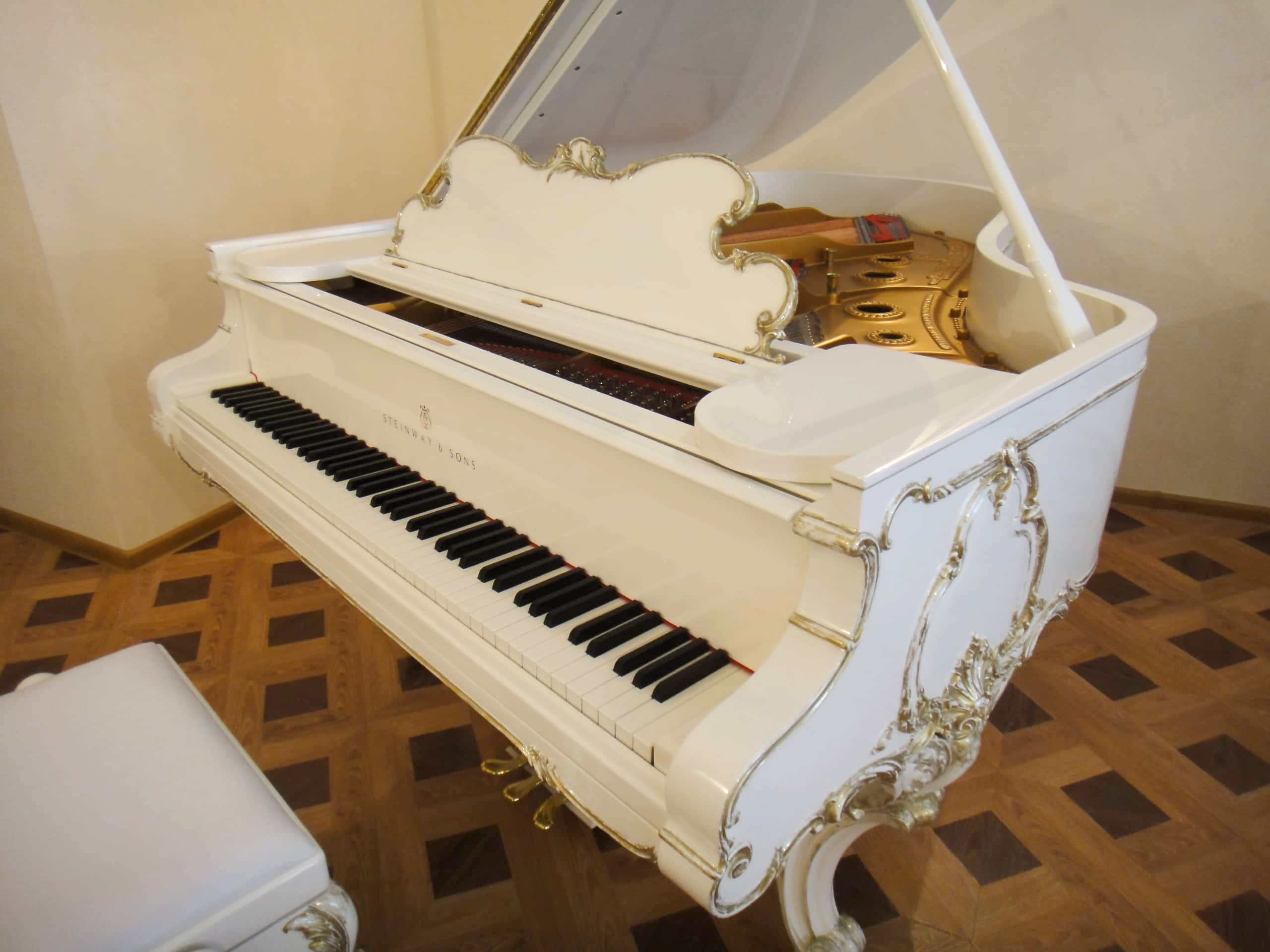 Старинный рояль Steinway & Sons в стиле рококо