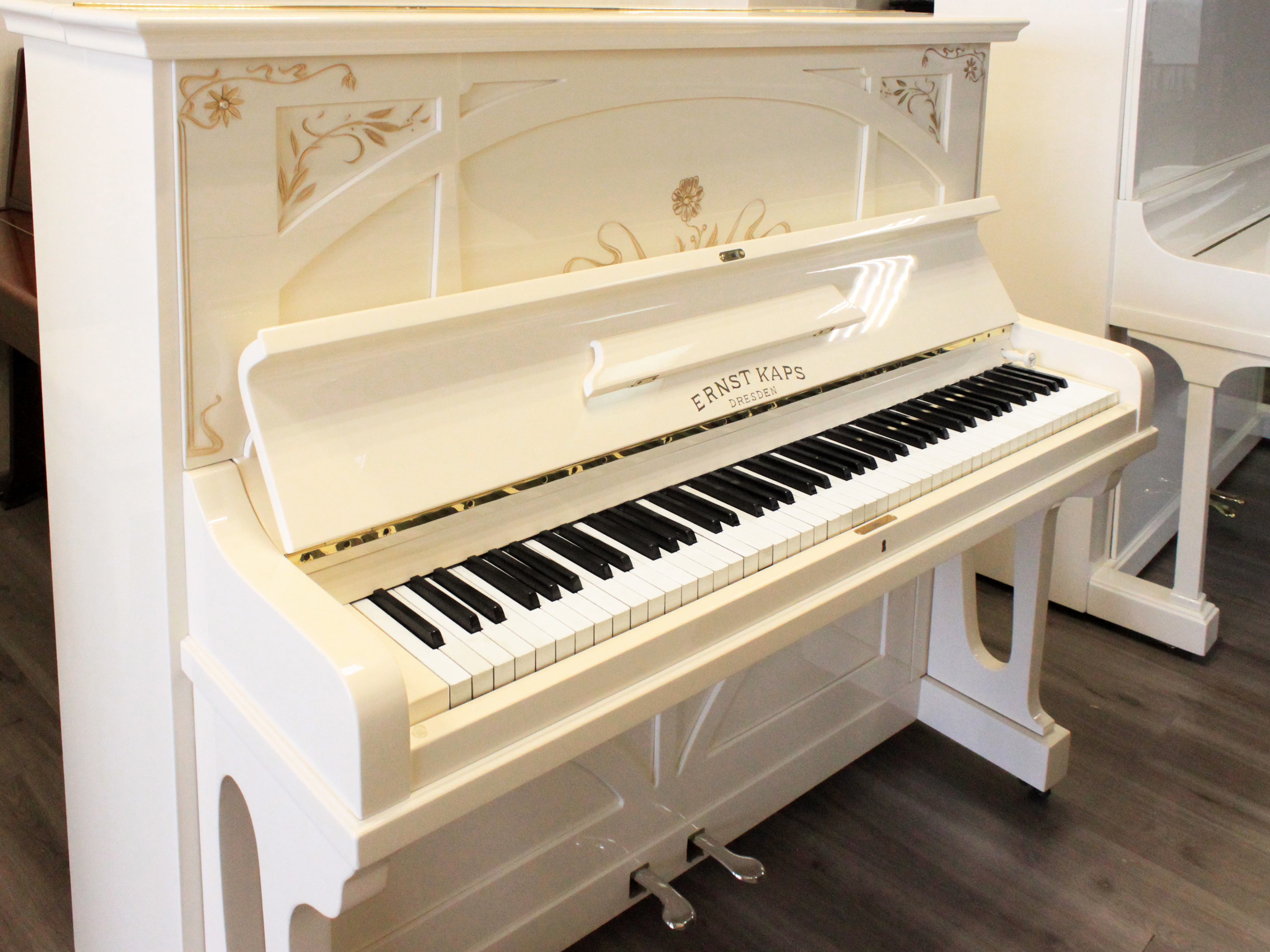 Белое фортепиано в стиле модерн