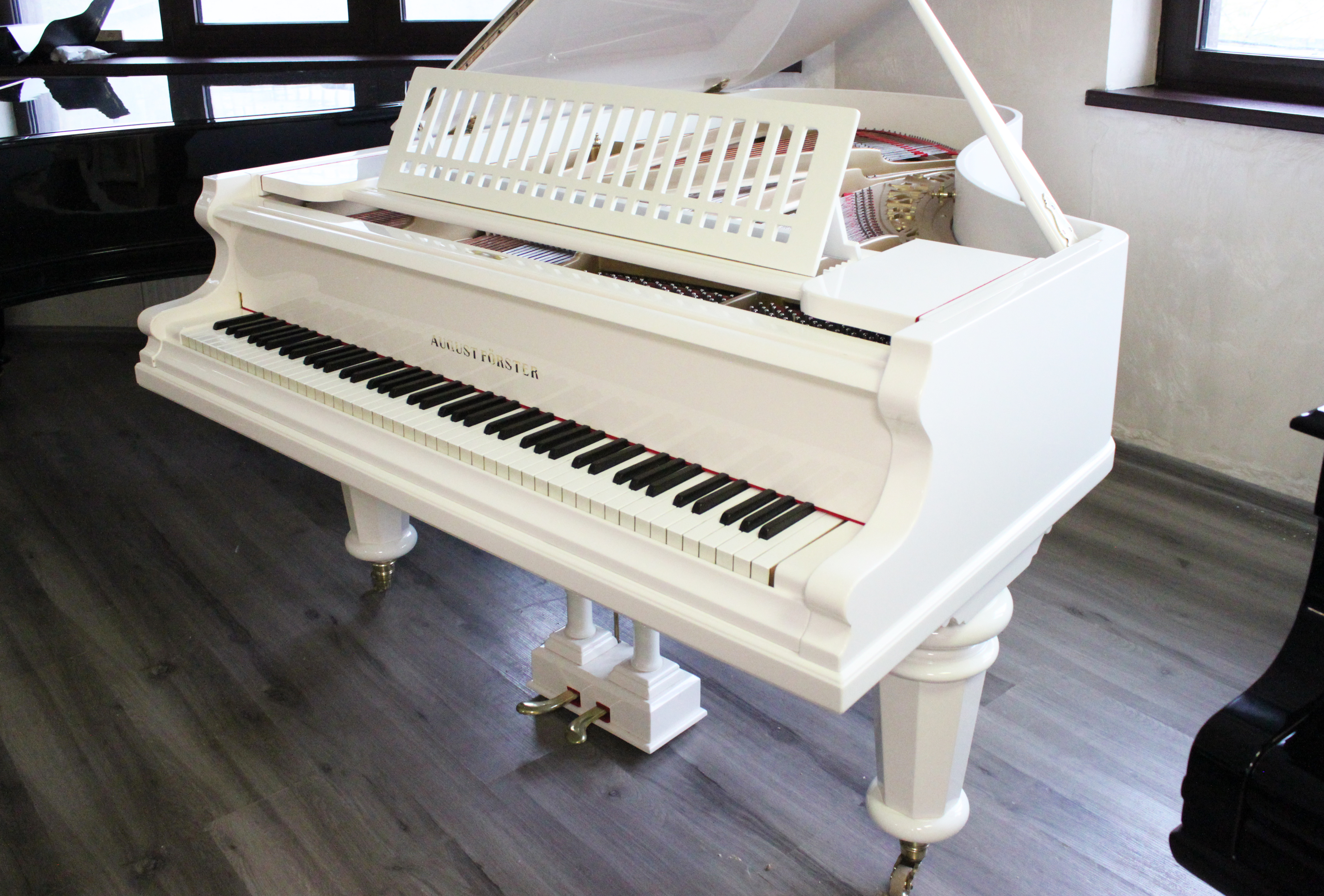 Белый рояль August Förster