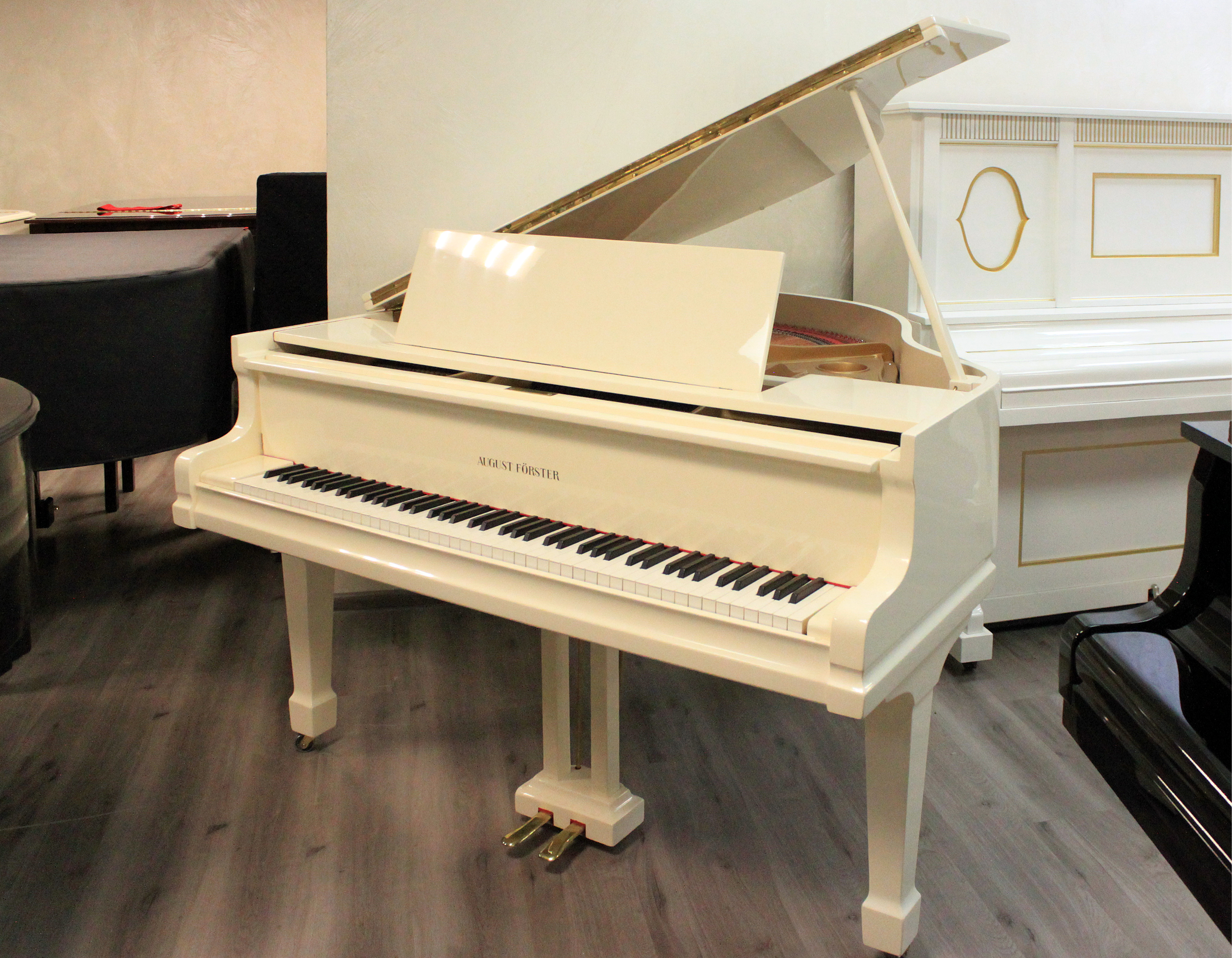 Белый рояль August Förster
