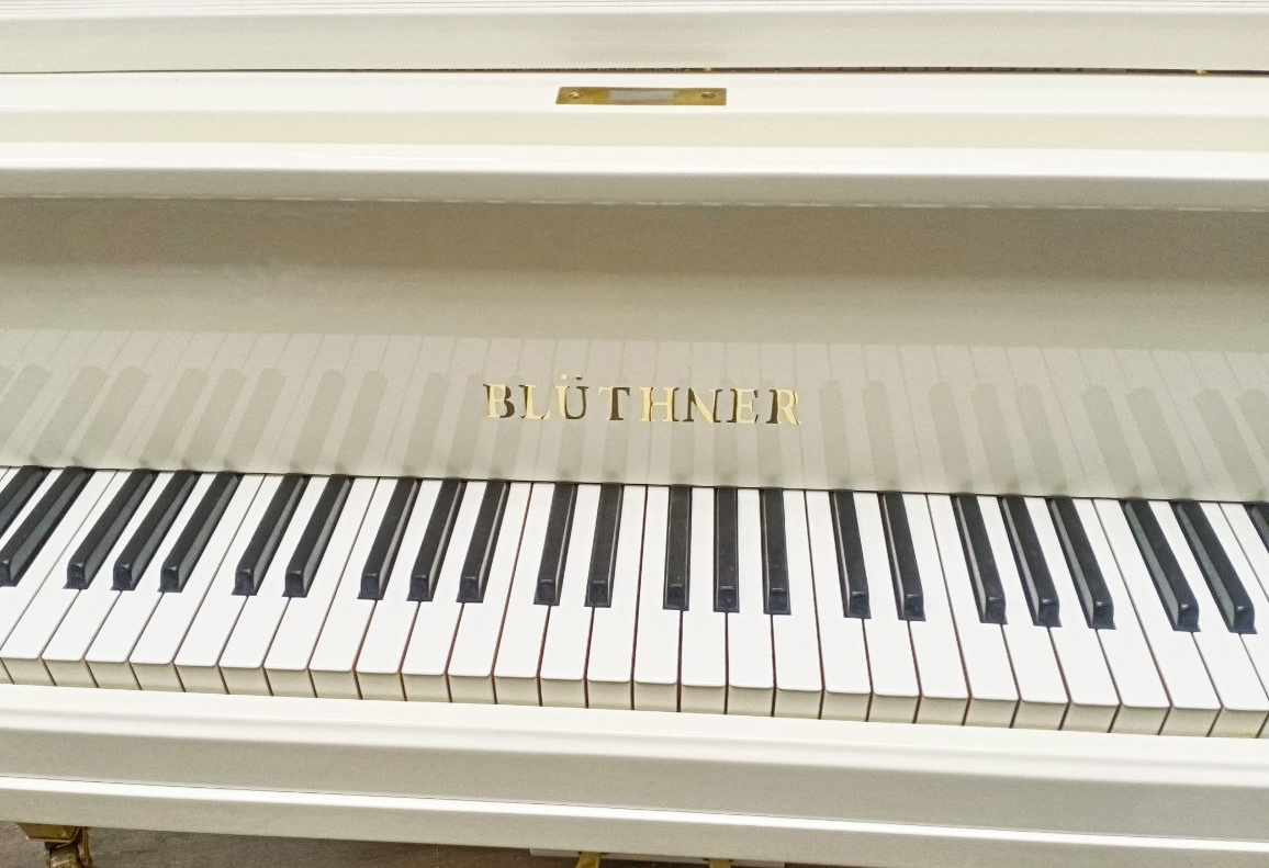 Клавиатура белого рояля Блютнер